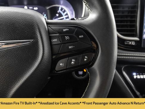 Used 2022 Chrysler Pacifica Touring-L w/ Uconnect Theater Family Group FWD image 31