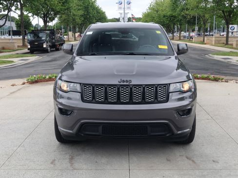 Used 2018 Jeep Grand Cherokee Altitude RWD image 3