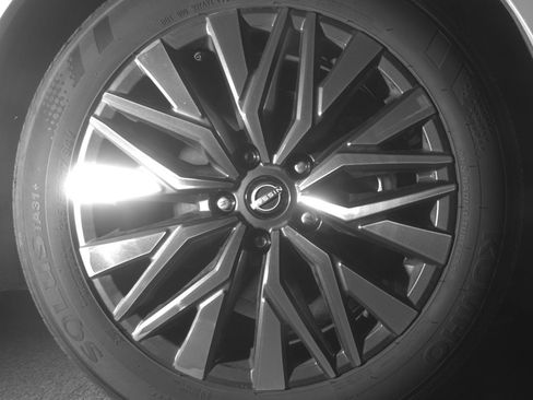 Used 2025 Nissan Altima 2.5 SV FWD image 12