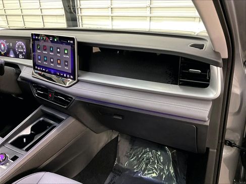 Used 2025 Volkswagen Tiguan SE w/ Panoramic Sunroof Package image 19