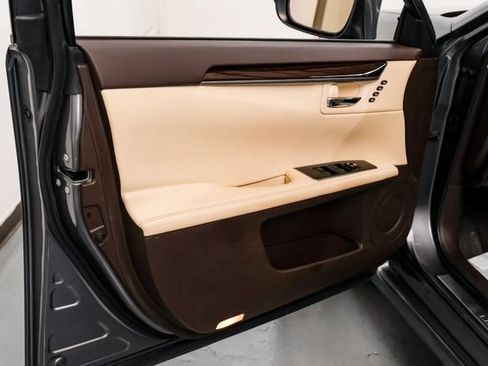 Used 2016 Lexus ES 350 w/ Premium Package w/Wood Trim FWD image 37
