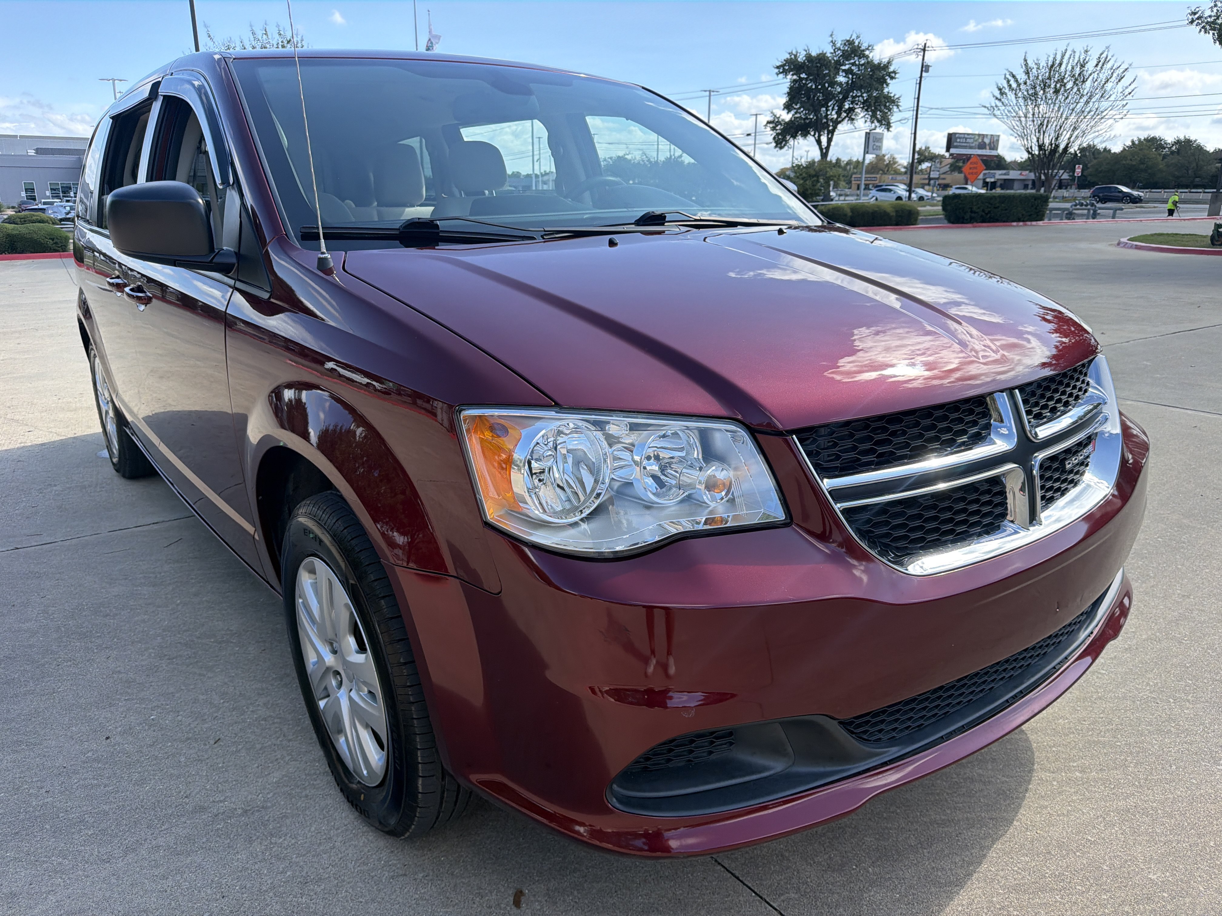 Used 2018 Dodge Grand Caravan SE w/ UConnect Hands-Free Group FWD image 1