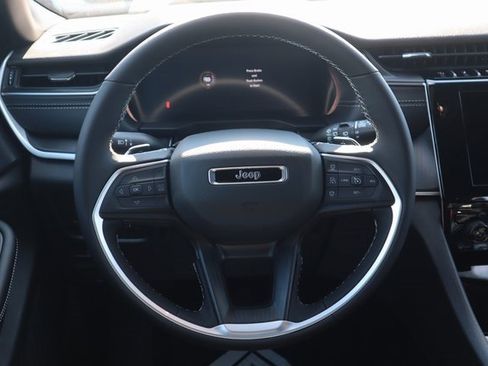 New 2025 Jeep Grand Cherokee L Laredo image 4