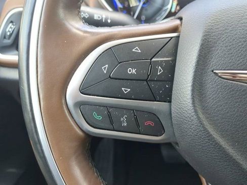 Used 2017 Chrysler Pacifica Limited image 25