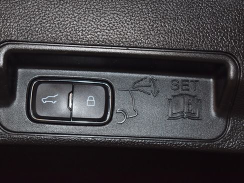 Used 2020 Ford Explorer XLT w/ Equipment Group 202A AWD/4WD image 10