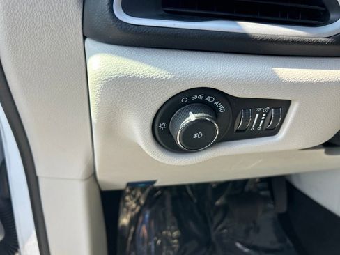 Used 2024 Chrysler Pacifica Touring-L FWD image 31