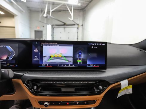 Used 2025 BMW 330i xDrive Sedan w/ Premium Package image 18