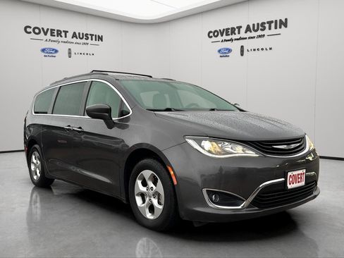 Used 2018 Chrysler Pacifica Touring Plus image 7