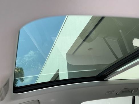 Used 2025 Volkswagen Tiguan SE w/ Panoramic Sunroof Package AWD/4WD image 22