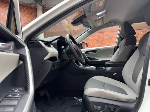 Used 2021 Toyota RAV4 XLE FWD image 21