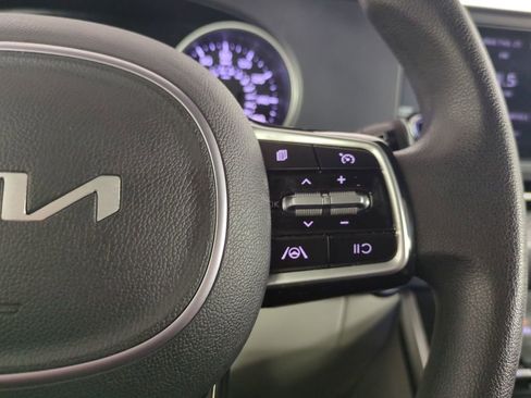 Used 2024 Kia Carnival LX image 30