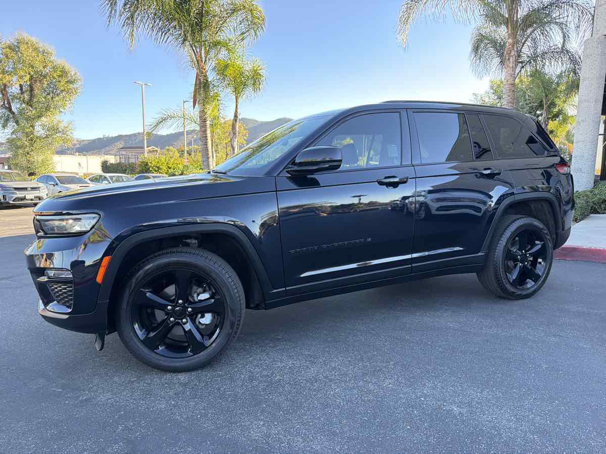 Used 2024 Jeep Grand Cherokee Limited w/ Black Appearance Package RWD image 15