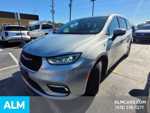 Used 2023 Chrysler Pacifica Touring-L image 1