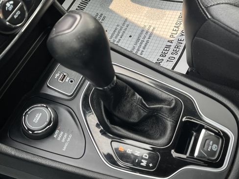 Used 2019 Jeep Cherokee Limited AWD/4WD image 29