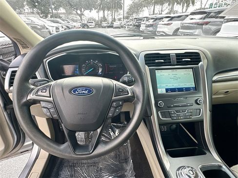Used 2020 Ford Fusion SE image 12