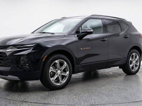 Used 2025 Chevrolet Blazer LT FWD image 3
