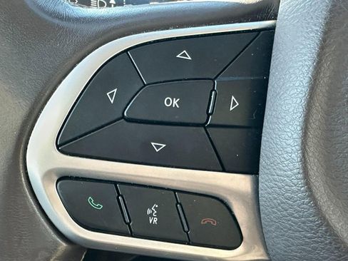 Used 2018 Chrysler Pacifica Touring-L image 18