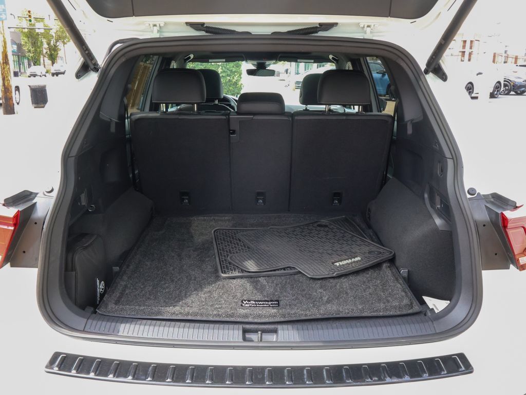 Certified 2024 Volkswagen Tiguan SE R-Line AWD/4WD image 10