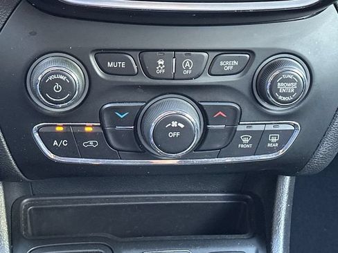 Used 2021 Jeep Cherokee Latitude FWD image 22