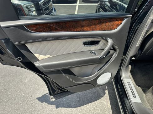 Used 2017 Bentley Bentayga AWD/4WD image 20