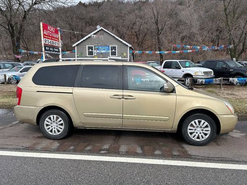 Used 2011 Kia Sedona LX image 2