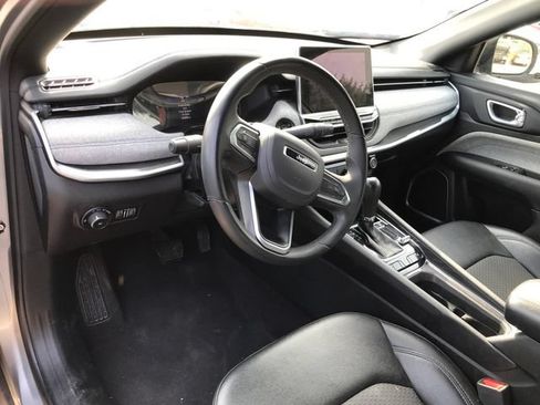 Used 2024 Jeep Compass Latitude AWD/4WD image 3