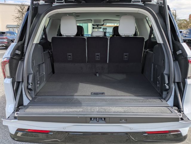 New 2026 Lincoln Navigator L Premier AWD/4WD image 13