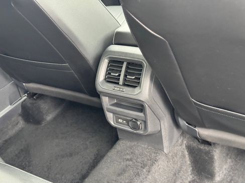 Used 2024 Volkswagen Tiguan SE image 16