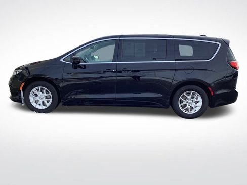 Used 2024 Chrysler Pacifica Touring-L image 7