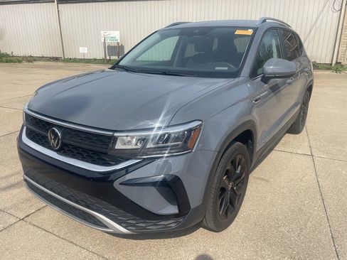 Used 2023 Volkswagen Taos SE w/ Black Wheel Package image 9