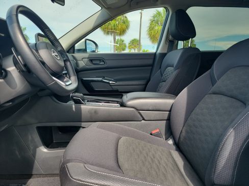 Used 2024 Nissan Pathfinder SV FWD image 19
