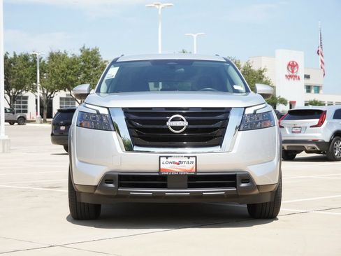 Used 2025 Nissan Pathfinder SV FWD image 3