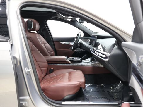 Used 2023 BMW 740i w/ Parking Assistance Package RWD image 91