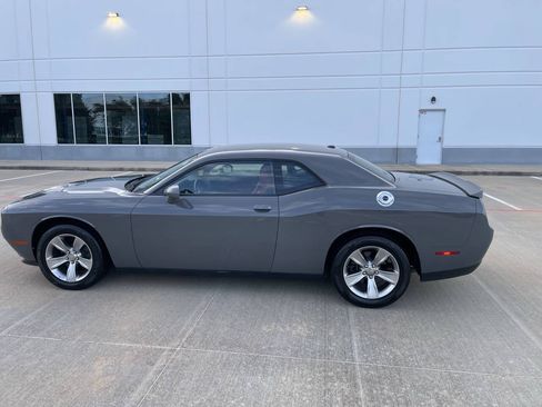 Used 2019 Dodge Challenger SXT RWD image 6