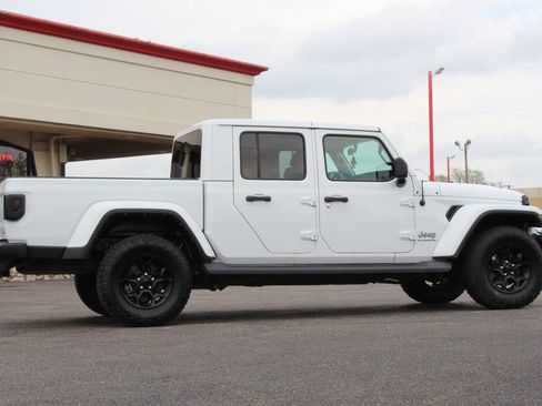 Used 2023 Jeep Gladiator Overland w/ Cold Weather Group AWD/4WD image 3