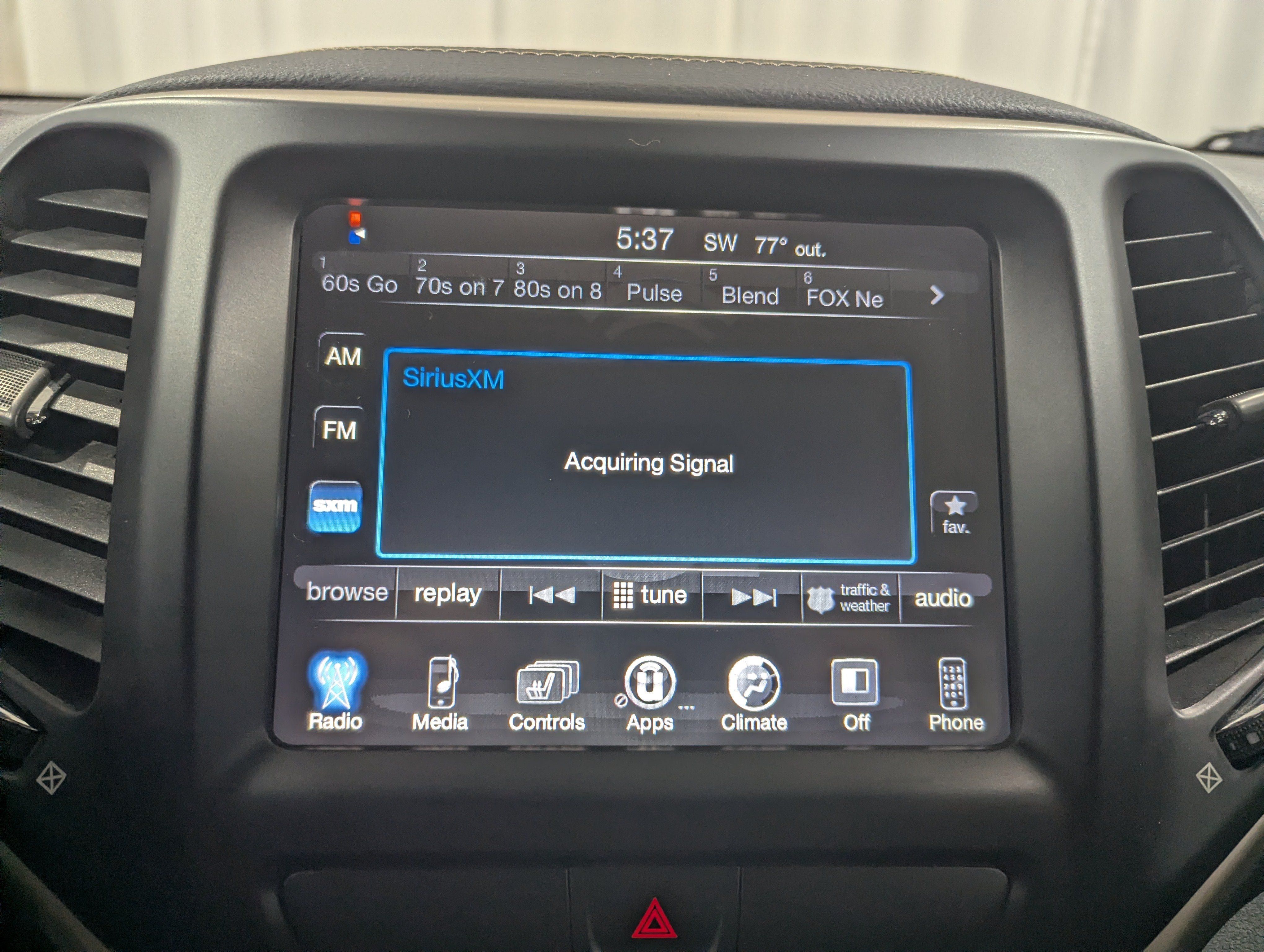 Used 2017 Jeep Cherokee Latitude w/ Cold Weather Group AWD/4WD image 18