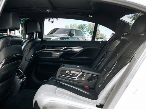 Used 2022 BMW 750i xDrive w/ M Sport Package AWD/4WD image 39