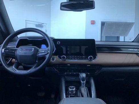 Used 2024 GMC Canyon AT4 w/ Technology Package image 12