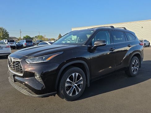 Used 2021 Toyota Highlander XLE AWD/4WD image 3
