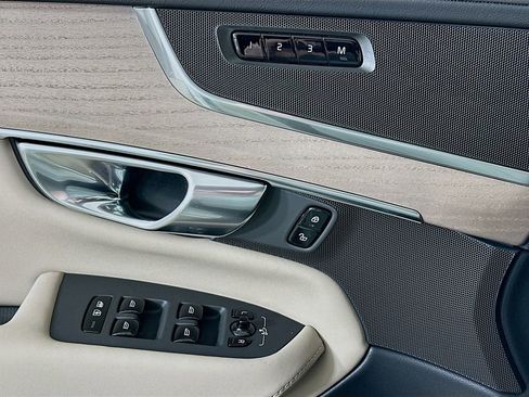 Used 2025 Volvo XC90 B5 Core w/ Climate Package image 21