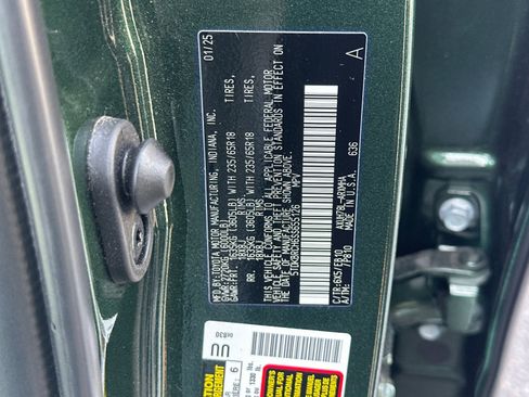 Used 2025 Toyota Highlander XLE image 27