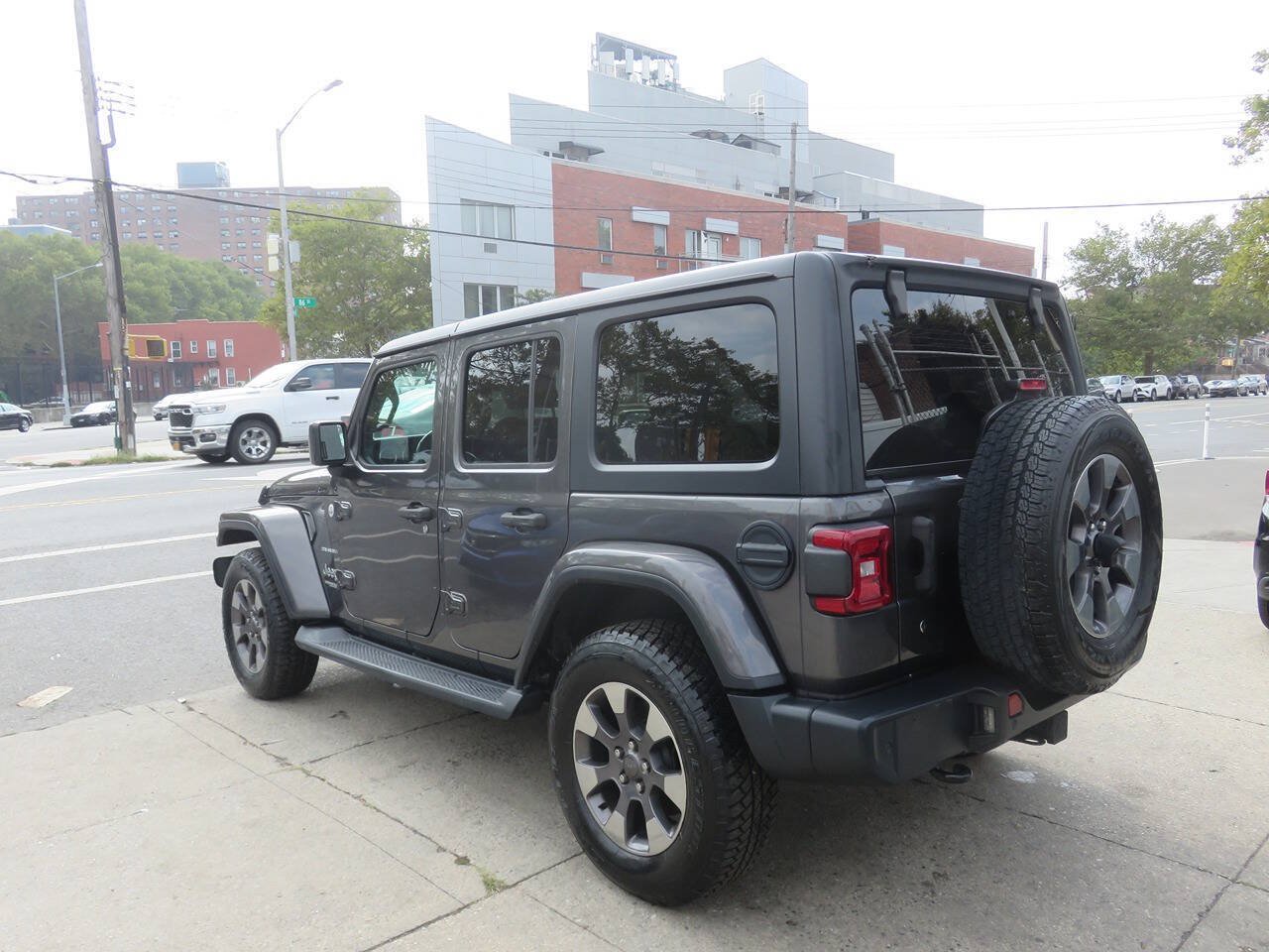 Used 2018 Jeep Wrangler Unlimited Sahara AWD/4WD image 5