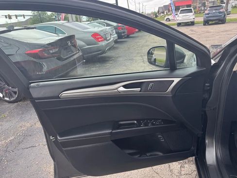 Used 2017 Ford Fusion SE FWD image 9
