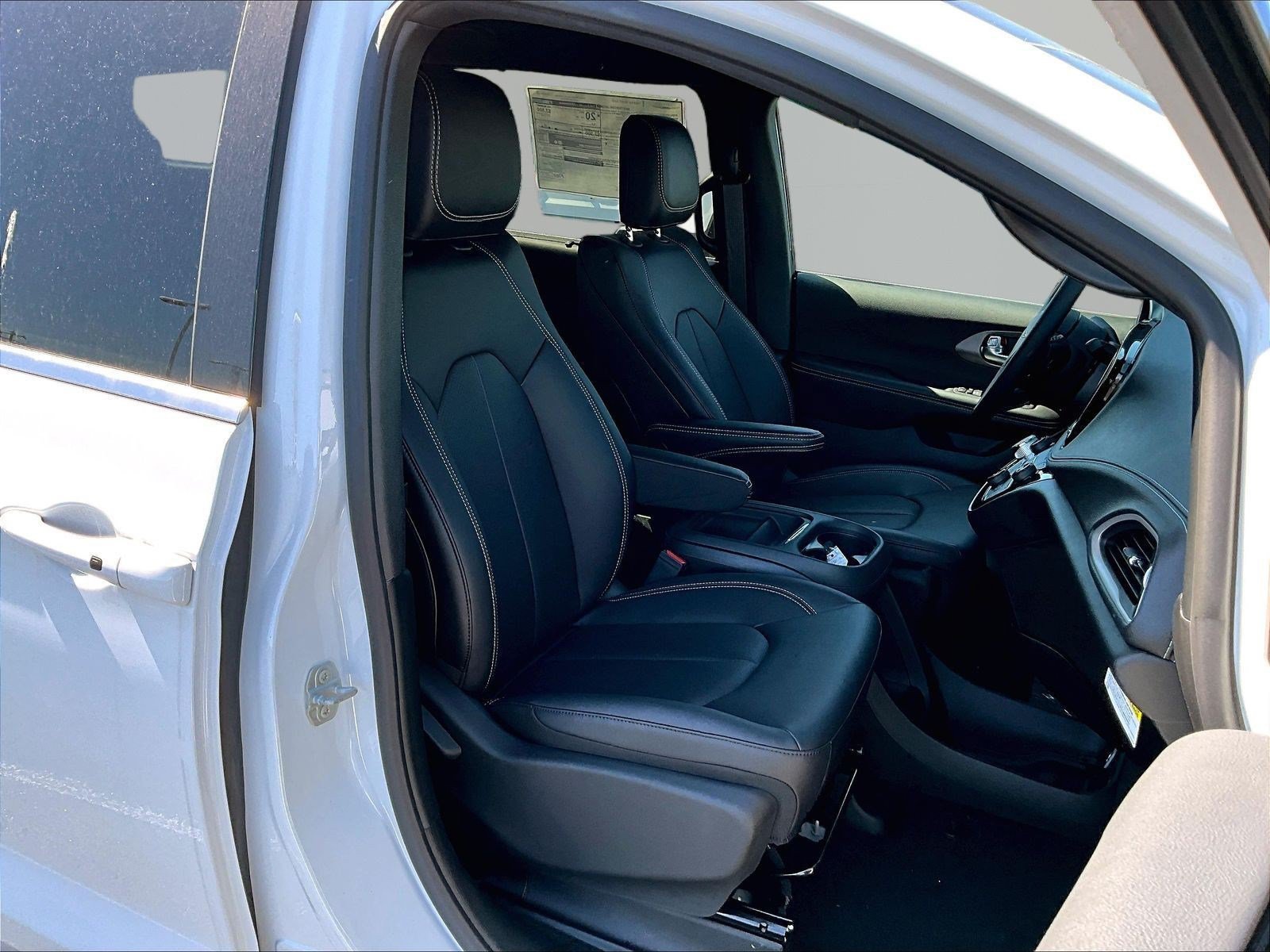New 2027 Chrysler Pacifica Select AWD/4WD image 18
