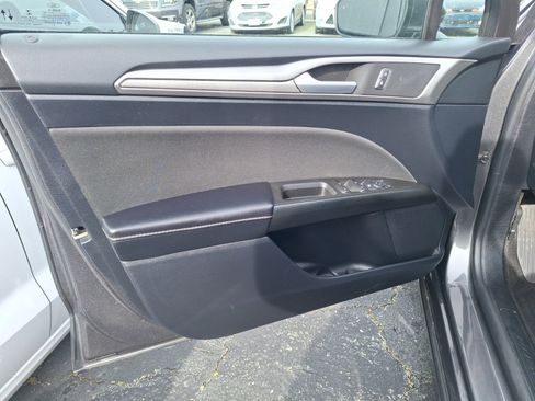 Used 2020 Ford Fusion SE image 9