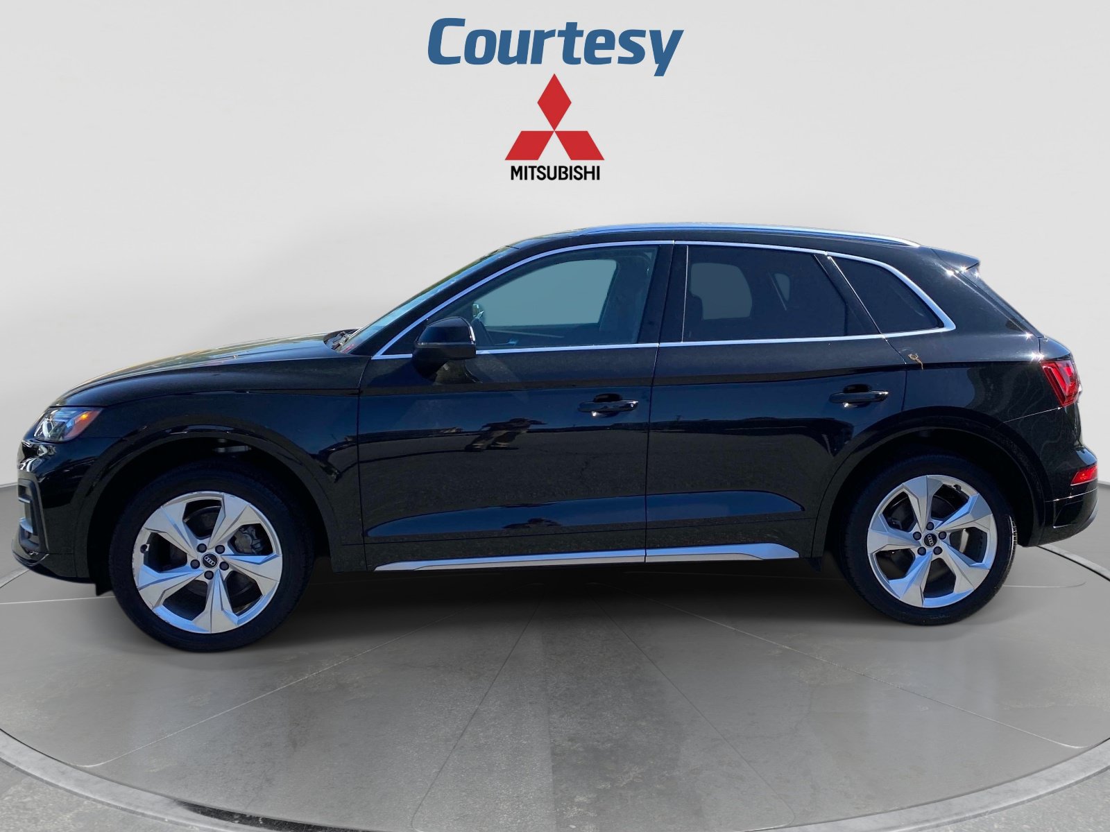 Used 2021 Audi Q5 2.0T Premium Plus w/ Premium Plus Package AWD/4WD image 2