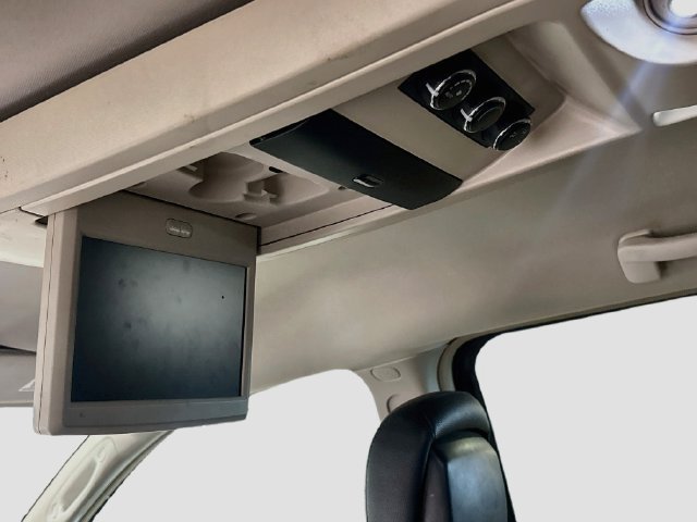 Used 2014 Chrysler Town & Country Touring FWD image 17