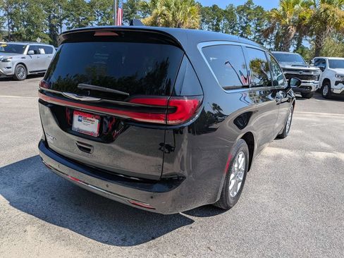 Used 2024 Chrysler Pacifica Touring-L FWD image 4