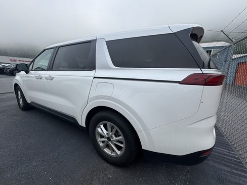 Used 2024 Kia Carnival LX FWD image 5