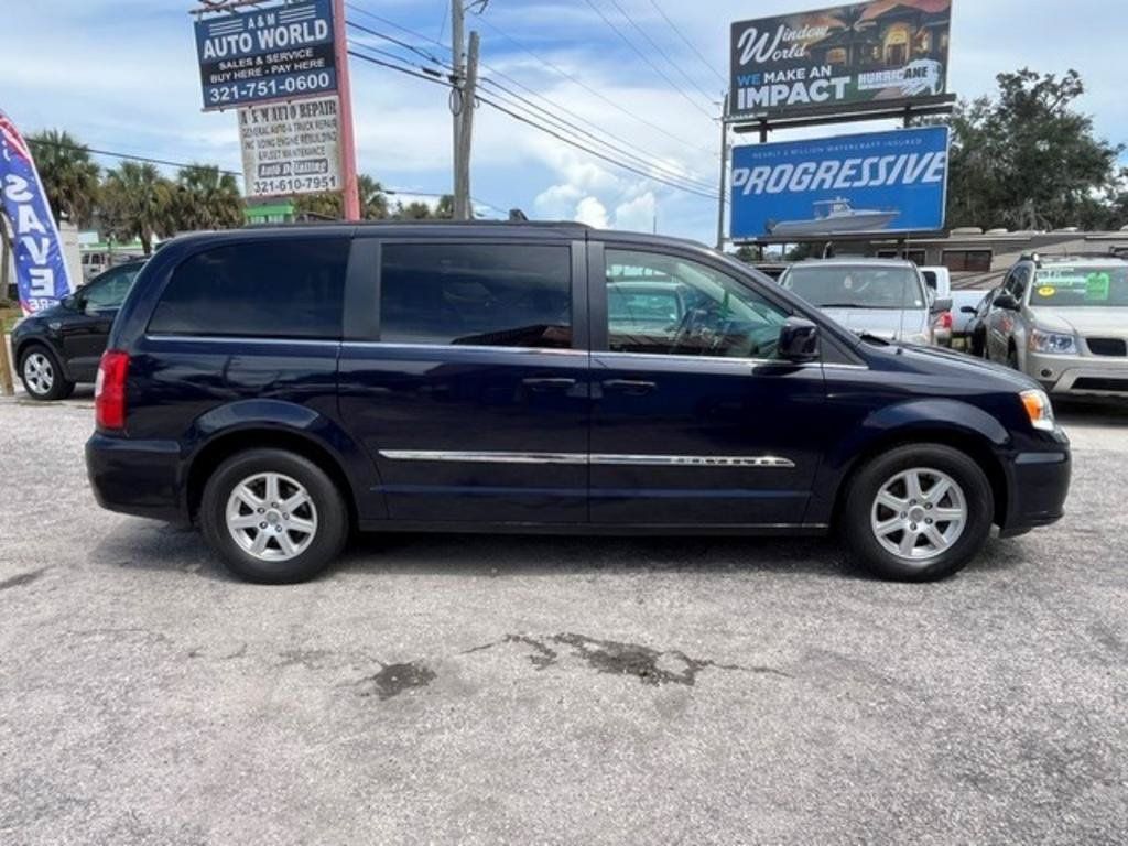 Used 2012 Chrysler Town & Country Touring w/ Entertainment Group #1 FWD image 4